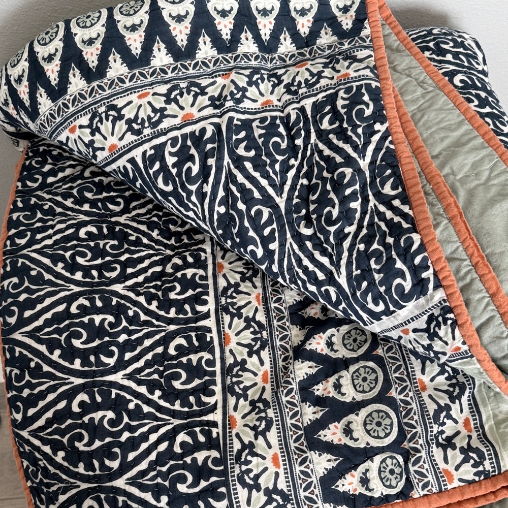 Pottery Barn Full/Queen Quilt and Standard Shams - Picture 3 of 13